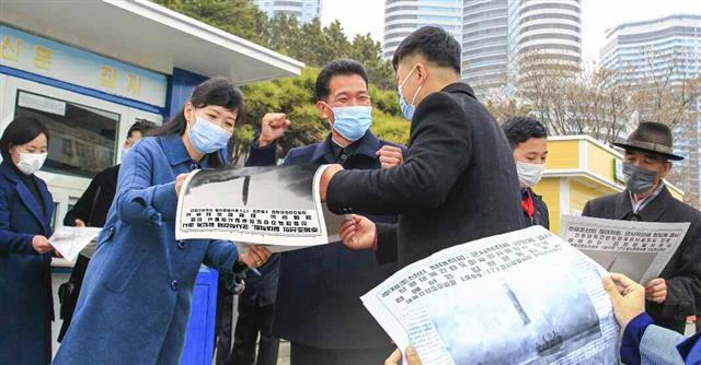 북한 노동당 기관지 노동신문은 26일 신형 대륙간탄도미사일(ICBM) ‘화성-17형’ 시험발사 성공을 과시했다. 신문은 “경애하는 총비서 동지를 높이 모시어 조국과 인민의 존엄과 명예가 만방에 빛난다”면서 “강국의 공민된 자부심으로 피가 끓고 새힘이 용솟음친다”라고 강조했다. 사진은 중구역에서 화성-17형 시험발사 성공 소식을 보고 있는 북한 주민들. 평양 노동신문·뉴스1