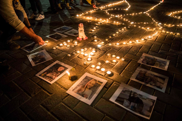 칠레에 거주하는 우크라이나인들이 24일(현지시간) 수도 산티아고에서 러시아의 우크라이나 침공을 규탄하는 철야 촛불 시위를 벌이고 있다. 2022.3.25 산티아고 AFP 연합뉴스