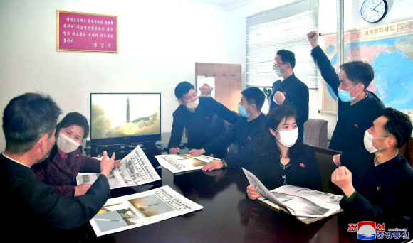 ‘화성-17형’ 시험발사 소식보는 북한 주민들