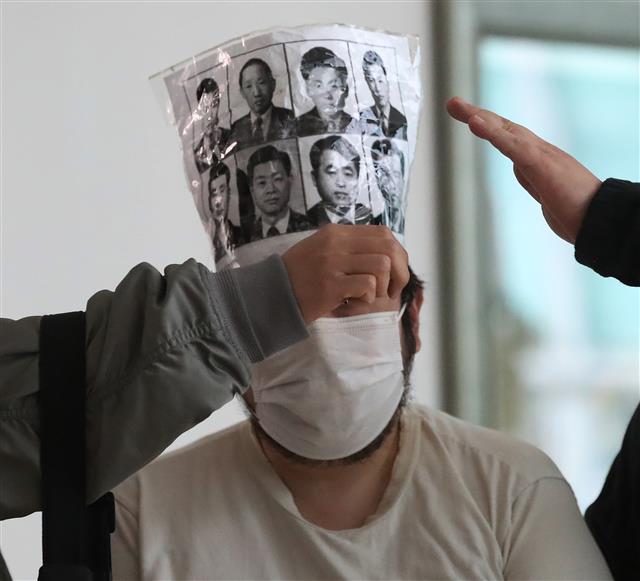 대구 달성군 박근혜 전 대통령 사저 앞에서 대국민 메시지를 발표하던 박 전 대통령을 향해 소주병을 던진 40대 남성이 구속 전 피의자 심문(영장실질심사)을 받기 위해 26일 오전  대구지법 서부지원에 들어서고 있다. 2022.3.26 뉴스1