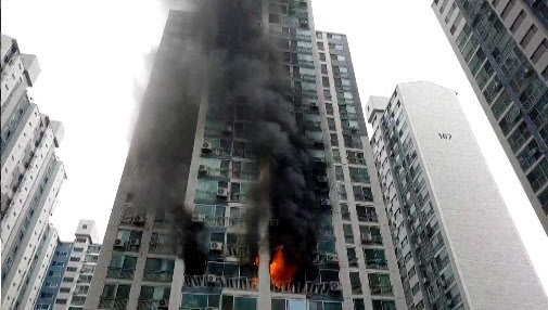 26일 오후 서울 동대문구 한 아파트 7층서 불이 나 검은 연기가 나고 있다. 2022.3.26  소방청 제공