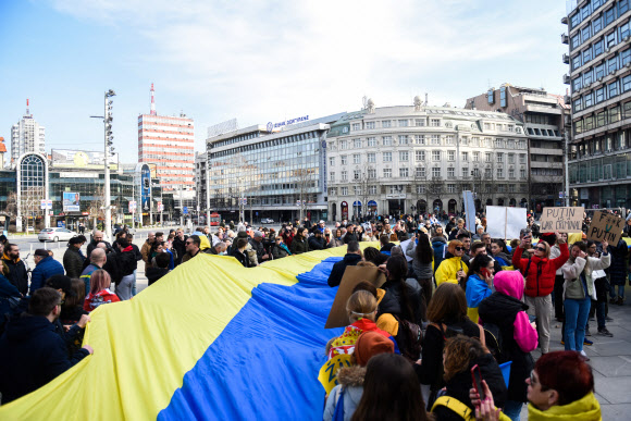 지난 20일(현지시간) 세르비아 베오그라드에서 전쟁에 반대하며 우크라이나를 지지하는 시민들이 행진을 벌이고 있다. 베오그라드 로이터 연합뉴스