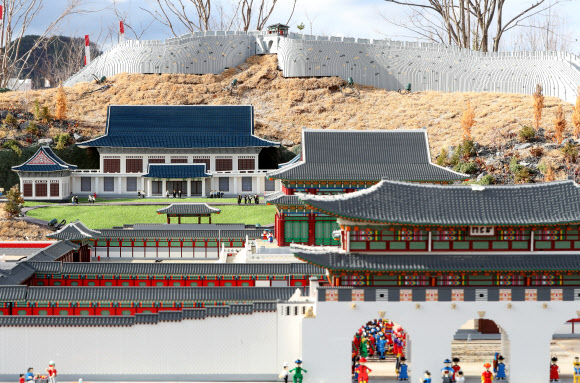 26일 강원 춘천시 중도 레고랜드 코리아 리조트 내에 청와대와 경복궁이 레고로 재현돼 있다. 레고랜드 리조트는 이날 준공식을 열었다. 2022.3.26  연합뉴스