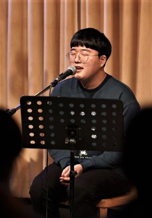 싱어송라이터 안재윤(23)씨가 대관료가 무료인 오픈마이크 공연장에서 직접 작사·작곡한 노래 ‘세상에 눈이 없다면’을 부르고 있다. 관객과 직접 소통하는 인디 가수가 되기 위해 안씨는 공연장 대관부터 앨범 발매까지 드는 모든 비용을 아르바이트와 예술인지원사업을 통해 충당하고 있다. 지난해부터 다른 인디 가수들과 ‘잔음’이라는 밴드를 결성해 솔로 활동과 병행하고 있다.<br>안씨 제공