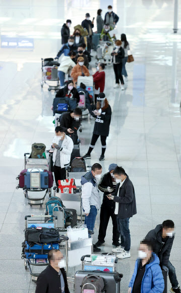 입국 격리 면제에 인천공항 북적