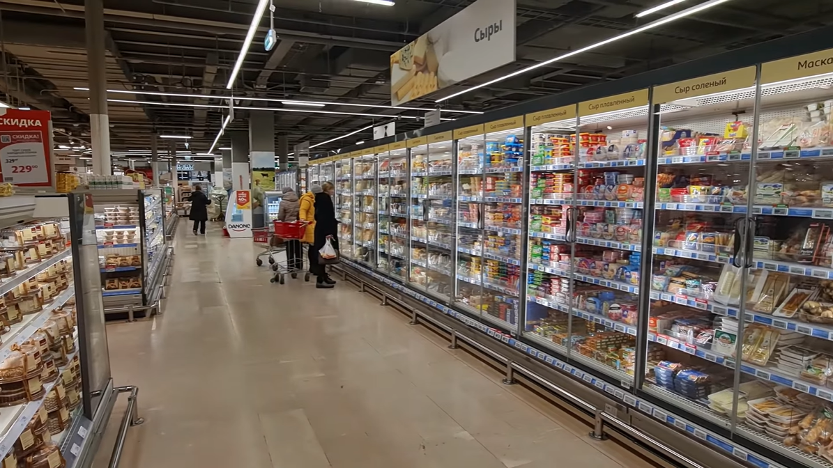 러시아 모스크바의 한 대형마트에서 시민들이 여유롭게 쇼핑을 하는 모습. 모스누나 유튜브 영상 캡처