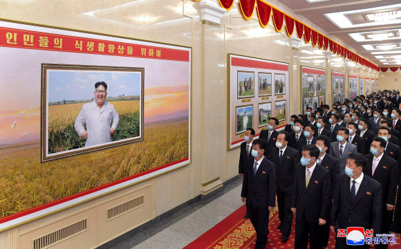 김정은 북한 국무위원장이 당과 국가의 최고지위에 추대된 지 올해로 10년이 된 것을 기념하는 ‘위대한 승리와 변혁의 10년’ 중앙사진전람회가 개막했다고 조선중앙통신이 28일 보도했다.  2022.03.28  평양 조선중앙통신·연합뉴스