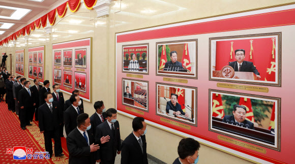 김정은 북한 국무위원장이 당과 국가의 최고지위에 추대된 지 올해로 10년이 된 것을 기념하는 ‘위대한 승리와 변혁의 10년’ 중앙사진전람회가 개막했다고 조선중앙통신이 28일 보도했다.  2022.03.28  평양 조선중앙통신·연합뉴스