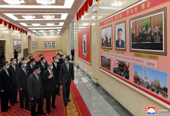 김정은 북한 국무위원장이 당과 국가의 최고지위에 추대된 지 올해로 10년이 된 것을 기념하는 ‘위대한 승리와 변혁의 10년’ 중앙사진전람회가 개막했다고 조선중앙통신이 28일 보도했다.  2022.03.28  평양 조선중앙통신·연합뉴스