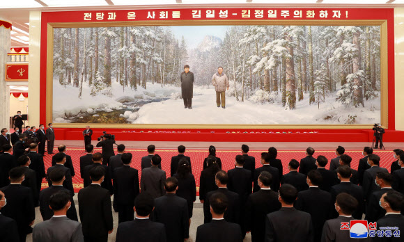 김정은 북한 국무위원장이 당과 국가의 최고지위에 추대된 지 올해로 10년이 된 것을 기념하는 ‘위대한 승리와 변혁의 10년’ 중앙사진전람회가 개막했다고 조선중앙통신이 28일 보도했다.  2022.03.28  평양 조선중앙통신·연합뉴스