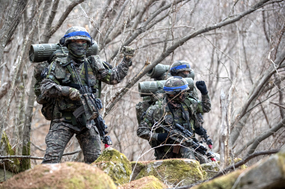 육군이 과학화전투훈련체계를 활용해 실제 전장에서 교전하듯이 훈련하는 올해 첫 ‘여단급 KCTC 쌍방훈련’을 오는 31일까지 실시한다고 28일 밝혔다. 사진은 여단급 KCTC 쌍방훈련에 참여한 장병이 교전 훈련을 하는 모습. 2022.3.28  육군 제공