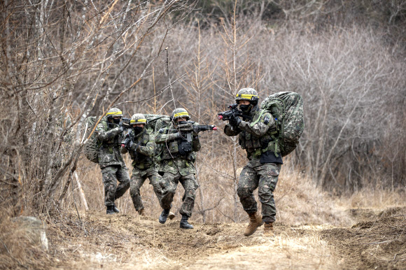 육군이 과학화전투훈련체계를 활용해 실제 전장에서 교전하듯이 훈련하는 올해 첫 ‘여단급 KCTC 쌍방훈련’을 오는 31일까지 실시한다고 28일 밝혔다. 사진은 여단급 KCTC 쌍방훈련에 참여한 장병이 교전 훈련을 하는 모습. 2022.3.28  육군 제공