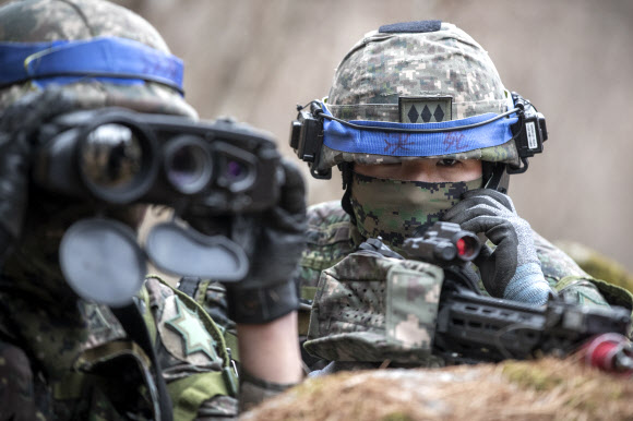 육군이 과학화전투훈련체계를 활용해 실제 전장에서 교전하듯이 훈련하는 올해 첫 ‘여단급 KCTC 쌍방훈련’을 오는 31일까지 실시한다고 28일 밝혔다. 사진은 여단급 KCTC 쌍방훈련에 참여한 장병이 교전 훈련을 하는 모습. 2022.3.28  육군 제공