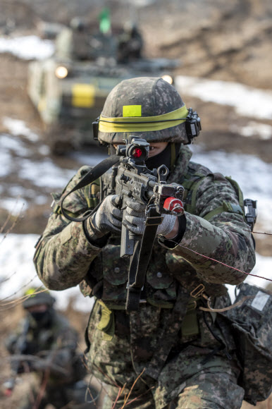 육군이 과학화전투훈련체계를 활용해 실제 전장에서 교전하듯이 훈련하는 올해 첫 ‘여단급 KCTC 쌍방훈련’을 오는 31일까지 실시한다고 28일 밝혔다. 사진은 여단급 KCTC 쌍방훈련에 참여한 장병이 교전 훈련을 하는 모습. 2022.3.28  육군 제공