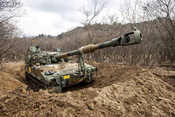 육군이 과학화전투훈련체계를 활용해 실제 전장에서 교전하듯이 훈련하는 올해 첫 ‘여단급 육군과학화전투훈련단(KCTC) 쌍방훈련’을 오는 31일까지 실시한다고 28일 밝혔다. 사진은 여단급 KCTC 쌍방훈련에서 포진지에서 사격을 준비하는 K55A1 자주포. 2022.3.28  육군 제공