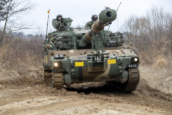 육군이 과학화전투훈련체계를 활용해 실제 전장에서 교전하듯이 훈련하는 올해 첫 ‘여단급 육군과학화전투훈련단(KCTC) 쌍방훈련’을 오는 31일까지 실시한다고 28일 밝혔다. 사진은 여단급 KCTC 쌍방훈련에서 진지변환을 하는 K55A1 자주포. 2022.3.28  육군 제공