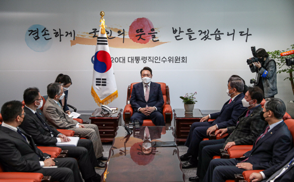 윤석열 대통령 당선인이 28일 오전 서울 종로구 통의동 금융감독원 연수원에 마련된 제20대 대통령직인수위원회 접견실에서 아이보시 고이치 주한 일본대사를 접견하고 있다.  2022. 3. 28  정연호 기자