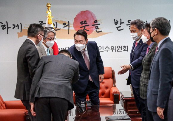 윤석열 대통령 당선인이 28일 오전 서울 종로구 통의동 금융감독원 연수원에 마련된 제20대 대통령직인수위원회 접견실에서 아이보시 고이치 주한 일본대사와 일행을 접견하고 있다.  2022. 3. 28  정연호 기자