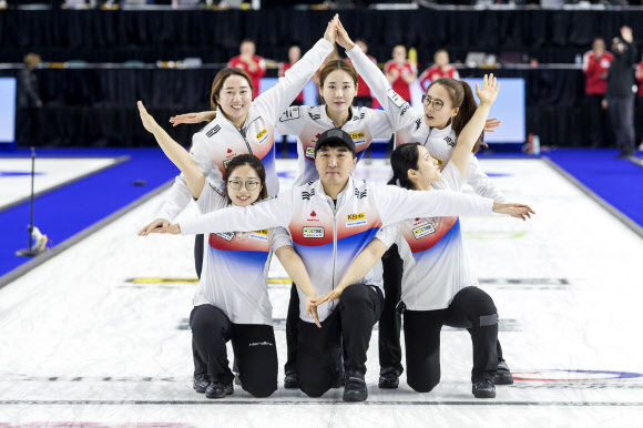 세계선수권대회 은메달을 딴 ‘팀 킴’의 ‘왕 별’ 세레머니