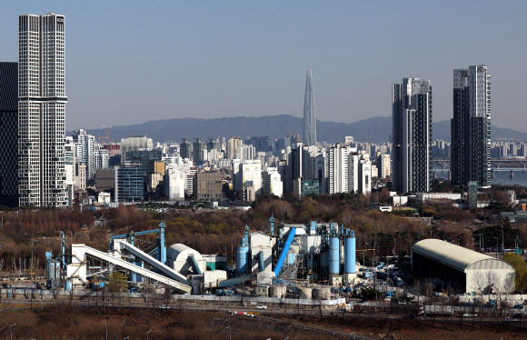 28일 오후 서울 성동구 삼표레미콘 성수공장 해체공사 착공식이 열렸다. 공장은 28일 해체 공사에 들어가 6월 말까지 완전히 철거된다. 공장 가동 44년 만이다. 철거 부지에는 애초 공원이 조성될 계획이었으나 서울시와 삼표산업은 추가 논의를 거쳐 새로운 부지 활용 방안을 찾기로 했다.  2022.3.28  연합뉴스