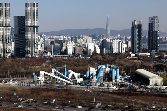 28일 오후 서울 성동구 삼표레미콘 성수공장 해체공사 착공식이 열렸다. 공장은 28일 해체 공사에 들어가 6월 말까지 완전히 철거된다. 공장 가동 44년 만이다. 철거 부지에는 애초 공원이 조성될 계획이었으나 서울시와 삼표산업은 추가 논의를 거쳐 새로운 부지 활용 방안을 찾기로 했다.  2022.3.28  연합뉴스