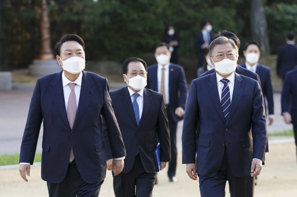 문재인 대통령과 윤석열 대통령 당선인이 대선 19일 만인 28일  오후 청와대 상춘재 에서 만찬을 겸한 회동을 위해 나란히 들어오고 있다2022. 3. 28 박지환 기자