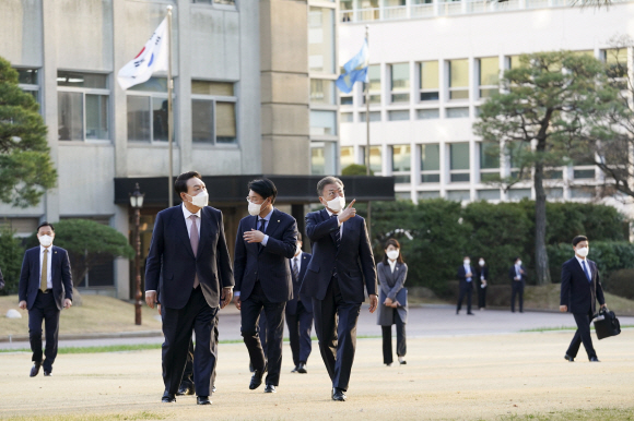 문재인 대통령과 윤석열 대통령 당선인이 대선 19일 만인 28일  오후 청와대 상춘재 에서 만찬을 겸한 회동을 하고 있다. 2022. 3. 28 박지환 기자