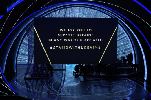 27일(현지시간) 제94회 아카데미 시상식 참석자들이 미국 로스앤젤레스 돌비극장 화면에 나타난 ‘당신이 할 수 있는 어떤 방법으로든 우크라이나를 지지해 달라’는 메시지를 통해 러시아의 침공을 받은 우크라이나에 연대의 뜻을 표시했다.<br>로스앤젤레스 AFP 연합뉴스
