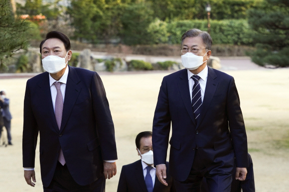 문재인 대통령과 윤석열 대통령 당선인이 대선 19일 만인 28일  오후 청와대 상춘재 에서 만찬을 겸한 회동을 하고 있다. 2022.3.28.박지환기자