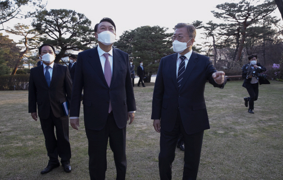 문재인 대통령과 윤석열 대통령 당선인이 대선 19일 만인 28일  오후 청와대 상춘재 에서 만찬을 겸한 회동을 위해 나란히 들어오고 있다.2022.3.28.박지환기자
