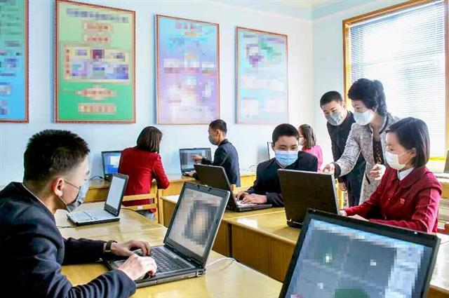 컴퓨터 관련 수업을 듣는 북한 학생들