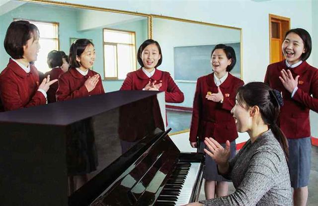 북한, ‘창조형 인재’ 육성 강조…“30여개 과외소조 운영”