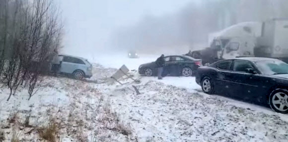 28일(현지시간) 미국 펜실베이니아주 스쿠일킬 카운티를 지나는 81번 고속도로 위에서 50중 연쇄추돌 사고가 발생했다. 로이터 연합뉴스