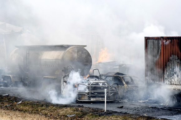 28일(현지시간) 미국 펜실베이니아주 81번 고속도로 마이너즈빌 나들목 인근에서 50중 추돌사고가 발생했다. AP 연합뉴스