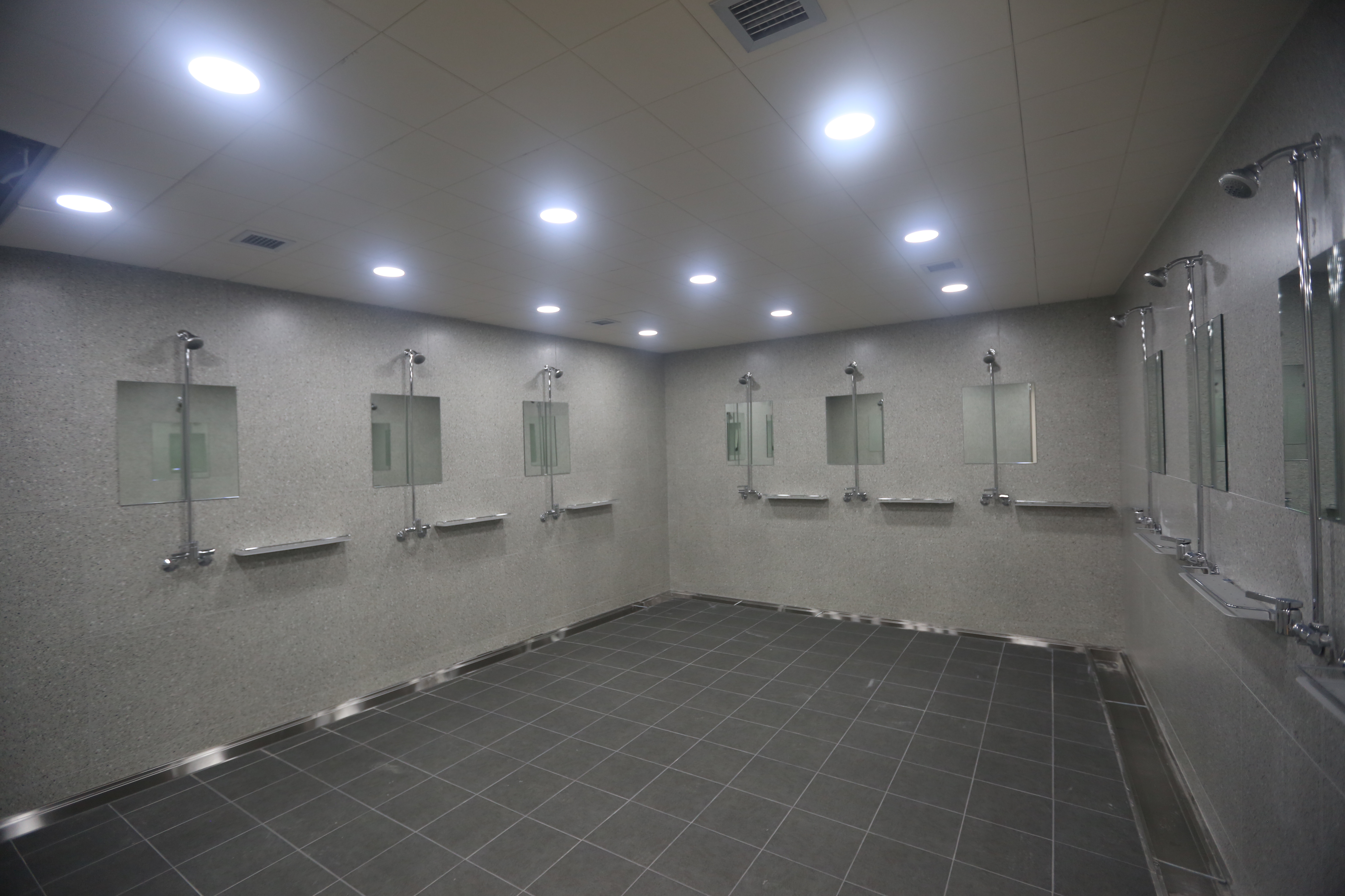 40년 만에 시설을 개선한 잠실야구장 원정팀 샤워실. 샤워기가 3개에서 11개로 늘었다. 서울시 제공