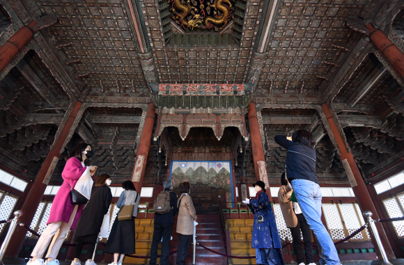 29일 서울 덕수궁에서 시민들이 전문가의 해설을 들으며 ‘전각 내부 특별관람’을 하고 있다. 덕수궁관리소는 덕수궁의 주요 전각 내부를 둘러보며 살구꽃을 감상할 수 있는 특별 공개 프로그램을 오는 3일까지 매일 2회(오전 10시, 오후 3시30분) 운영한다.2022.3.29  박윤슬 기자