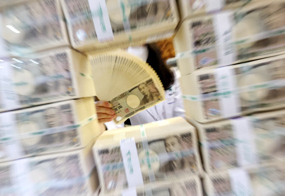 계속해서 가치 하락하는 엔화