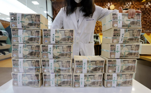 계속해서 가치 하락하는 엔화