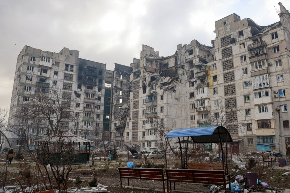 27일(현지시간) 우크라이나 남동부 항구도시 마리우폴의 한 아파트가 러시아군의 포격으로 파괴돼 있다. 마리우폴 타스 연합뉴스
