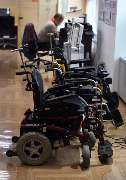 도서관 내부에는 장애인이 시설을 더 편리하게 이용할 수 있도록 다양한 종류의 휠체어가 준비돼 있다.