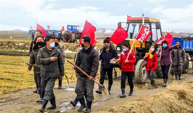 ‘알곡 고지 점령’ 영농작업하러 나가는 북한 농민들