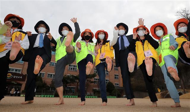 맨발학교 ‘맨발 산책으로 하루 시작합니다’