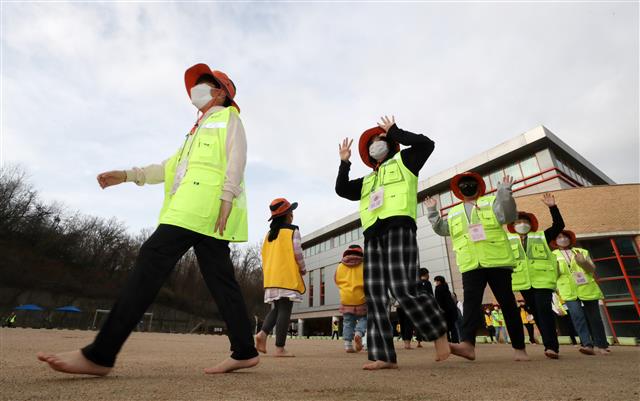 ‘맨발로 걸으며 하루 시작합니다’
