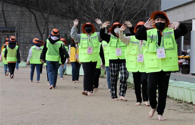 ‘맨발로 걸으니 몸도 마음도 상쾌해요’