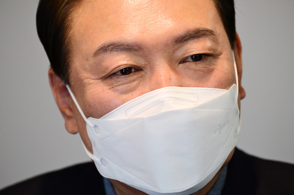 윤석열 대통령 당선인과 서울대교구장 정순택 대주교가 30일 오전 서울 중구 천주교 서울대교구청에서 차담회를 가지면서 다양한 표정을 짓고 있다. 2022. 3. 30 정연호 기자