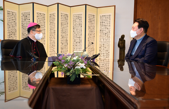윤석열 대통령 당선인과 서울대교구장 정순택 대주교가 30일 오전 서울 중구 천주교 서울대교구청에서 차담회를 가지고 있다. 2022. 3. 30 정연호 기자