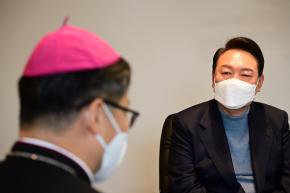 윤석열 대통령 당선인과 서울대교구장 정순택 대주교가 30일 오전 서울 중구 천주교 서울대교구청에서 차담회를 가지고 있다. 2022. 3. 30 정연호 기자