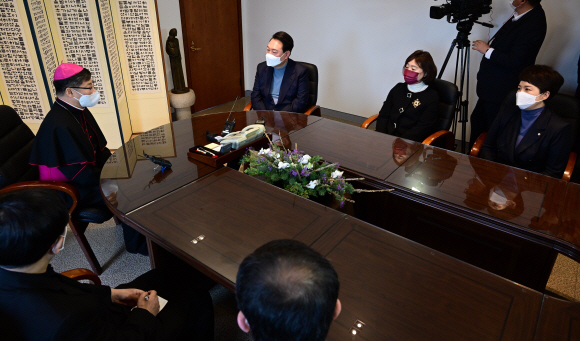 윤석열 대통령 당선인과 서울대교구장 정순택 대주교가 30일 오전 서울 중구 천주교 서울대교구청에서 차담회를 가지고 있다. 2022. 3. 30 정연호 기자