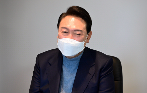 윤석열 대통령 당선인과 서울대교구장 정순택 대주교가 30일 오전 서울 중구 천주교 서울대교구청에서 차담회를 가지고 있다. 2022. 3. 30 정연호 기자