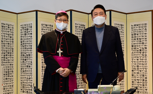 윤석열 대통령 당선인과 서울대교구장 정순택 대주교가 30일 오전 서울 중구 천주교 서울대교구청에서 차담회를 가지고 있다. 2022. 3. 30 정연호 기자